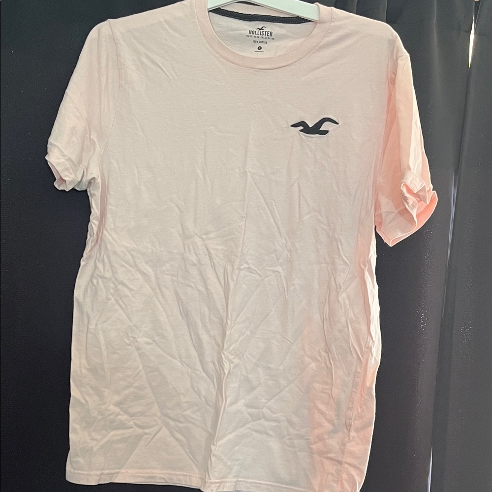 Hollister Men's Pale Pink Crew Neck Tee with Navy Logo